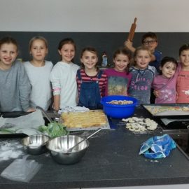 Die Klasse 3c in der Weihnachtsbäckerei