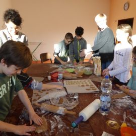 In der Weihnachtsbäckerei bei Klasse 4b