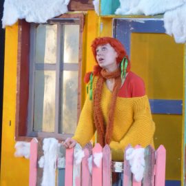 Theaterstück „Pippi plündert den Weihnachtsbaum“ zu Gast in unserer Schulturnhalle Theaterstück „Pippi plündert den Weihnachtsbaum“ zu Gast in unserer Schulturnhalle