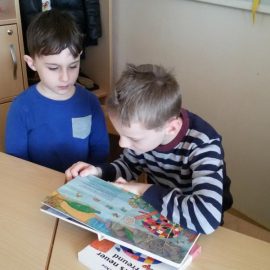Schulkinder der Klasse 2b lesen im Kindergarten vor Schulkinder der Klasse 2b lesen im Kindergarten vor