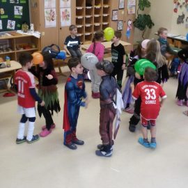 Klassenfaschingsfeier der 2b Klassenfaschingsfeier der 2b