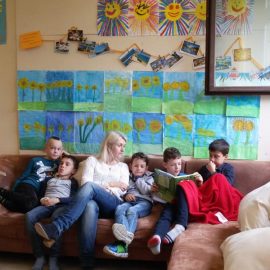 Leseprojektwoche: Eltern der 2b lesen Märchen vor Leseprojektwoche: Eltern der 2b lesen Märchen vor