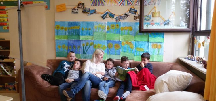 Leseprojektwoche: Eltern der 2b lesen Märchen vor