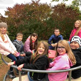 Gemeinsamer Wandertag der Klassen 2a und 4a Gemeinsamer Wandertag der Klassen 2a und 4a