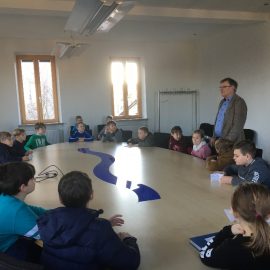 Die Klasse 4b beim Unterrichtsgang ins Waldbrunner Rathaus Die Klasse 4b beim Unterrichtsgang ins Waldbrunner Rathaus