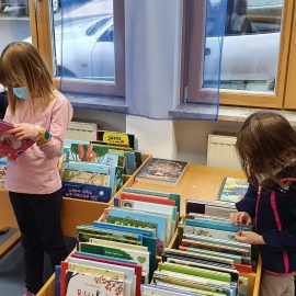 Büchereibesuch der Klasse 1b am 26.4.22 Büchereibesuch der Klasse 1b am 26.4.22