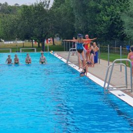 Die Klasse 1b im Freibad Die Klasse 1b im Freibad