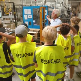 Besuch im Verlag Vogeldruck – Klasse 4b im Rahmen der Projektwoche rund ums Buch Besuch im Verlag Vogeldruck – Klasse 4b im Rahmen der Projektwoche rund ums Buch