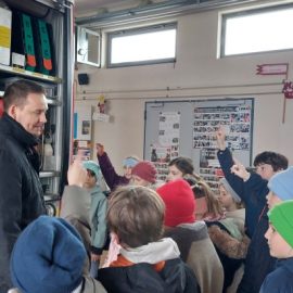 Die Klassen 3b und 3c besuchen die Feuerwehr in Waldbrunn