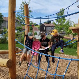 Lesen macht glücklich – Große lesen für Kleinere