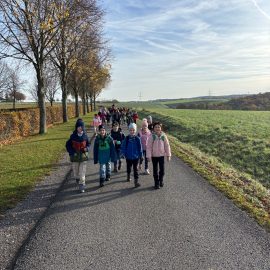 Wandertag der Klassen 1a und 1d zum Feuerwehrspielplatz in Waldbrunn