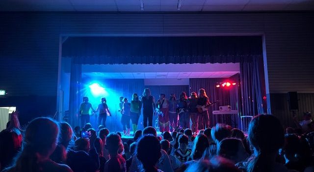 Mini Playback Show begeistert Schulgemeinschaft