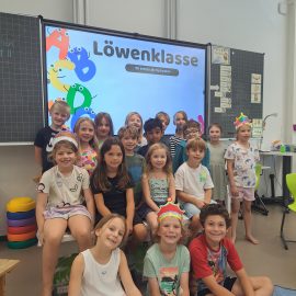Hurra! Wir feiern unser Buchstabenfest! Hurra! Wir feiern unser Buchstabenfest!