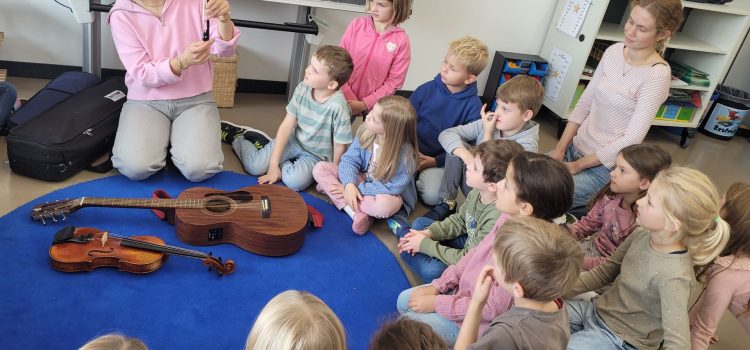 Wenn Geigenklänge durch durch das Schulhaus klingen … Wenn Geigenklänge durch durch das Schulhaus klingen …