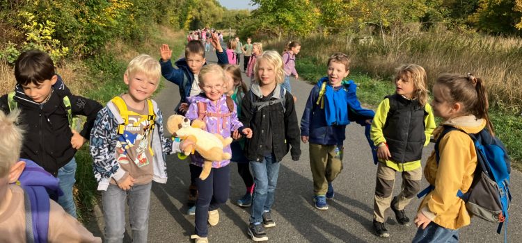Gemeinsam unterwegs – Wandertag der ersten Klassen Gemeinsam unterwegs – Wandertag der ersten Klassen